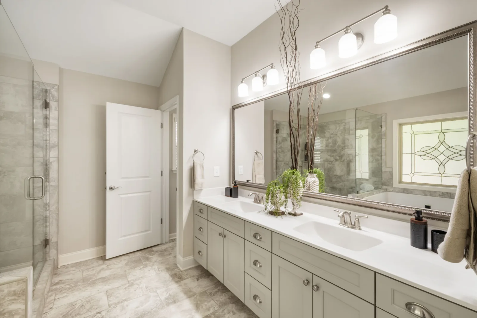 Staged spa bath in a vacant listing